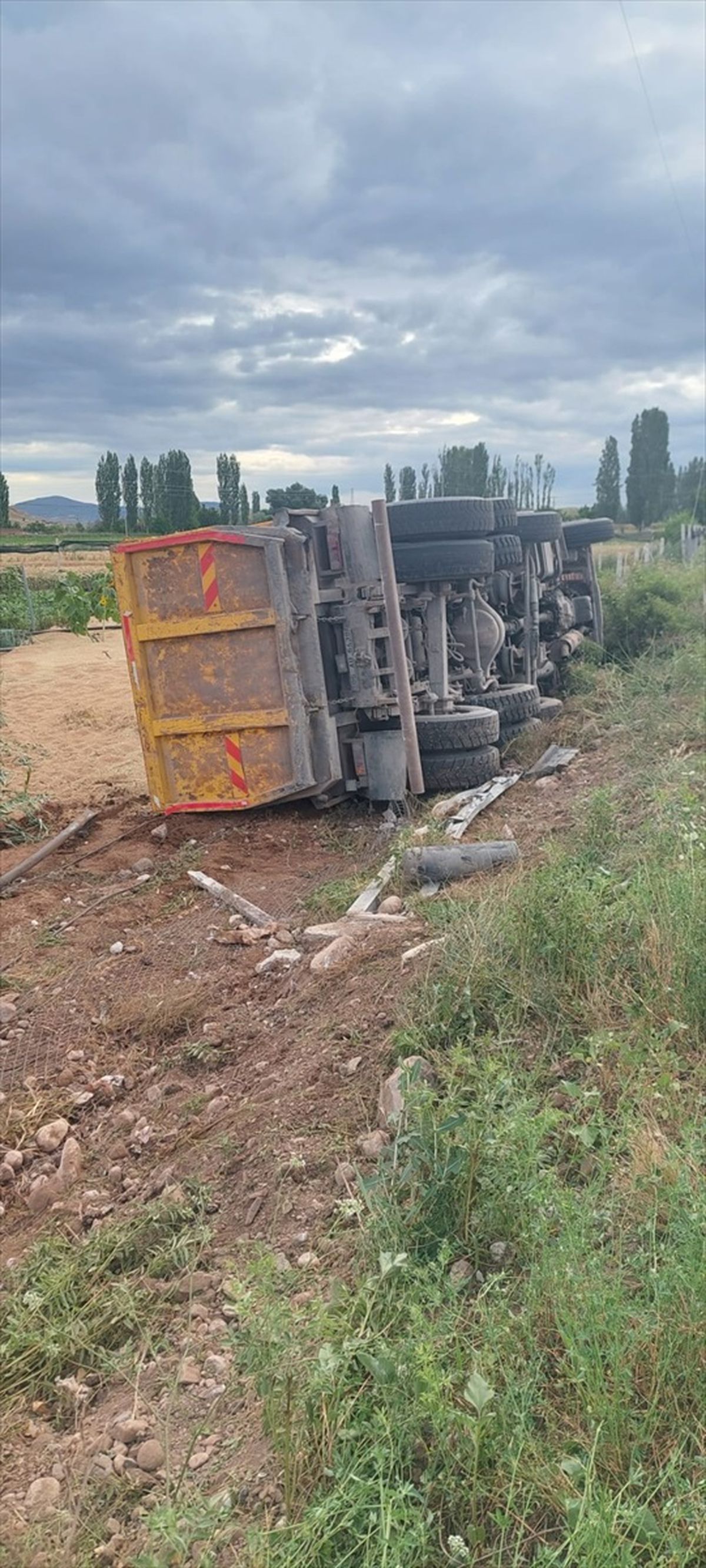 Çorum\'un Sungurlu ilçesinde buğday yüklü kamyon devrildi