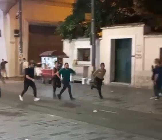 Gençlerin şaka amacıyla patlattığı torpil İstiklal Caddesi'ni karıştırdı Gençlerin şaka amacıyla patlattığı torpil İstiklal Caddesi'ni karıştırdı