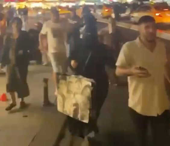 Gençlerin şaka amacıyla patlattığı torpil İstiklal Caddesi'ni karıştırdı Gençlerin şaka amacıyla patlattığı torpil İstiklal Caddesi'ni karıştırdı