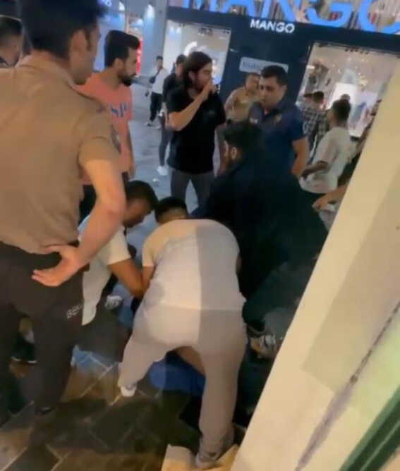 Gençlerin şaka amacıyla patlattığı torpil İstiklal Caddesi'ni karıştırdı Gençlerin şaka amacıyla patlattığı torpil İstiklal Caddesi'ni karıştırdı