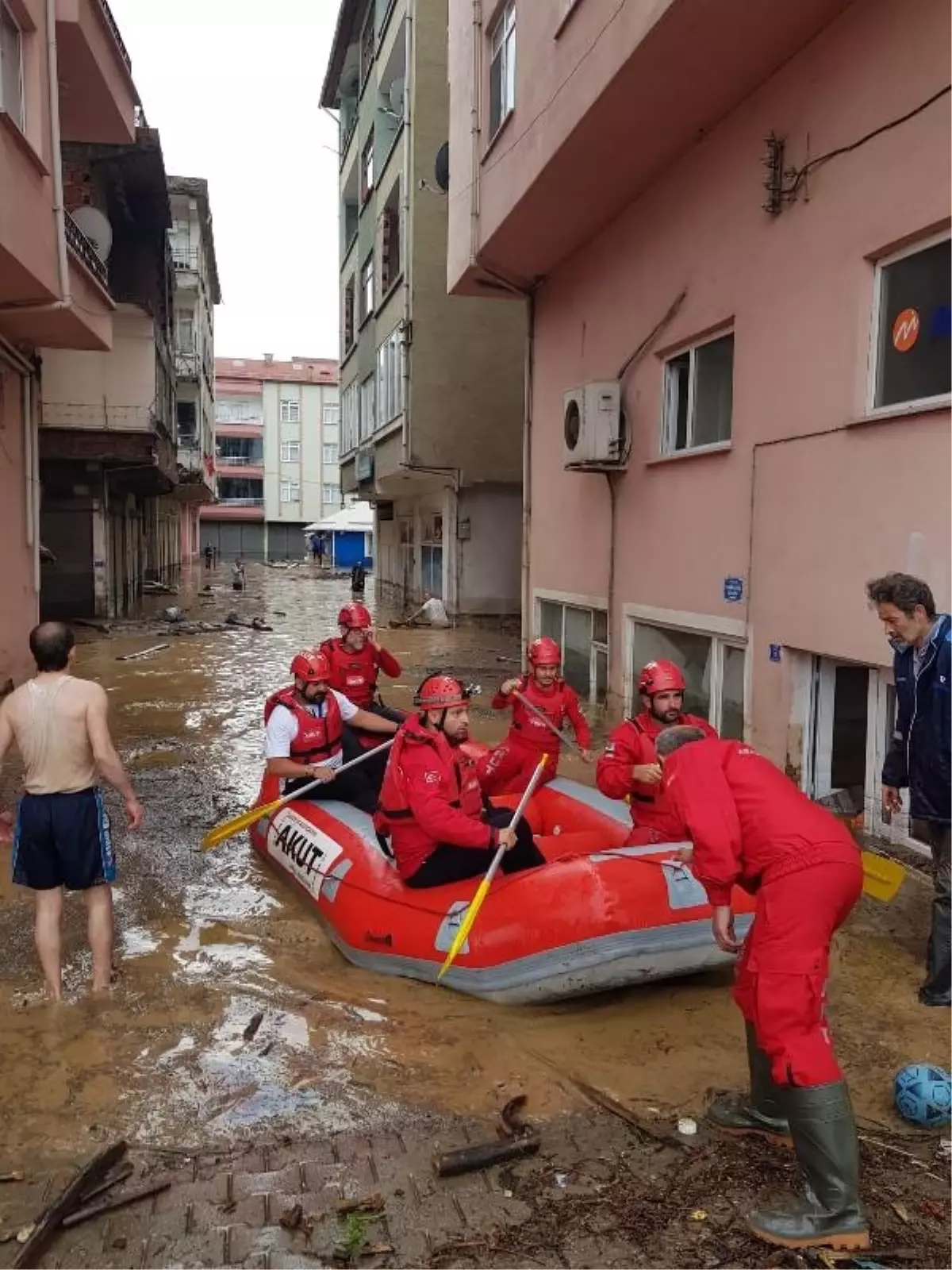 GÖLE DÖNEN SOKAKTAN BOTLU TAHLİYE