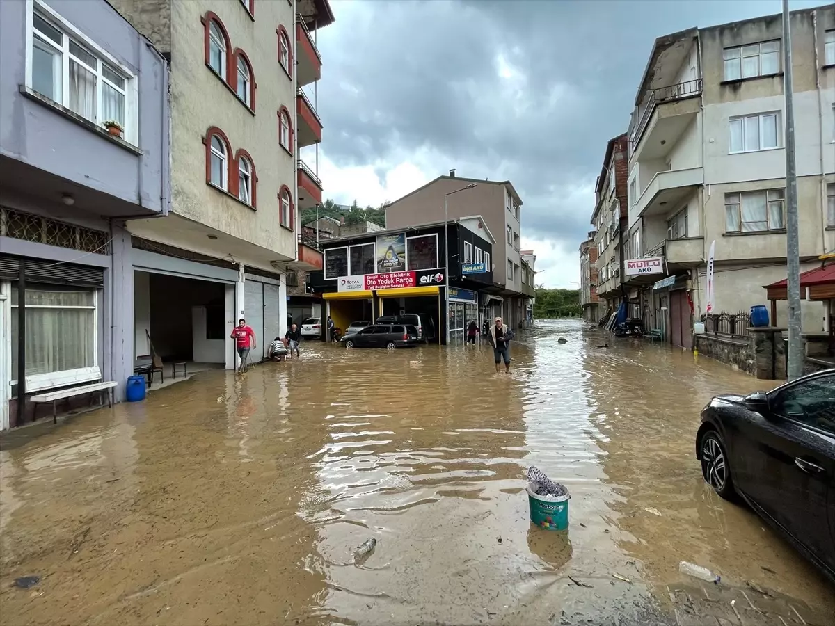 Giresun\'un Piraziz ilçesinde şiddetli yağış dere taşkınına yol açtı