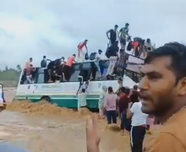Hindistan felaketi yaşıyor! Sel suları evler dahil önüne ne çıkarsa sürükleyip götürdü