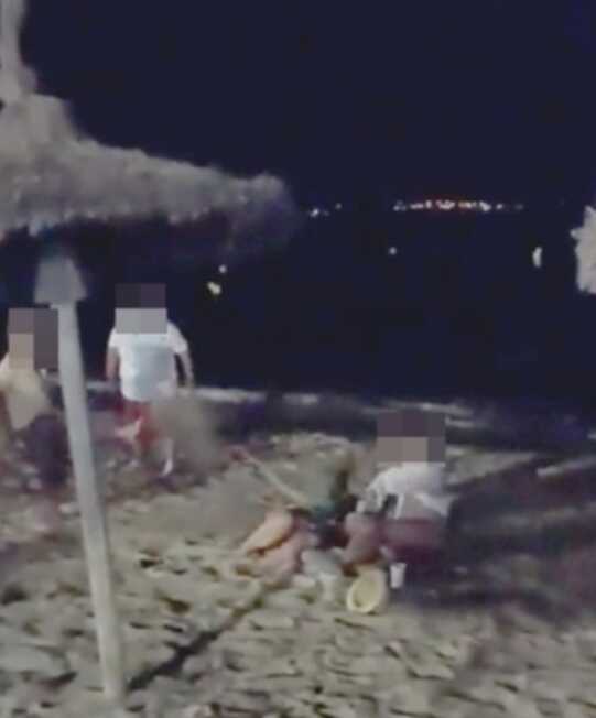 İspanya'da yaşlı bir kadın, plajda ilişkiye giren iki kadını terlikle dövdü İspanya'da yaşlı bir kadın, plajda ilişkiye giren iki kadını terlikle dövdü
