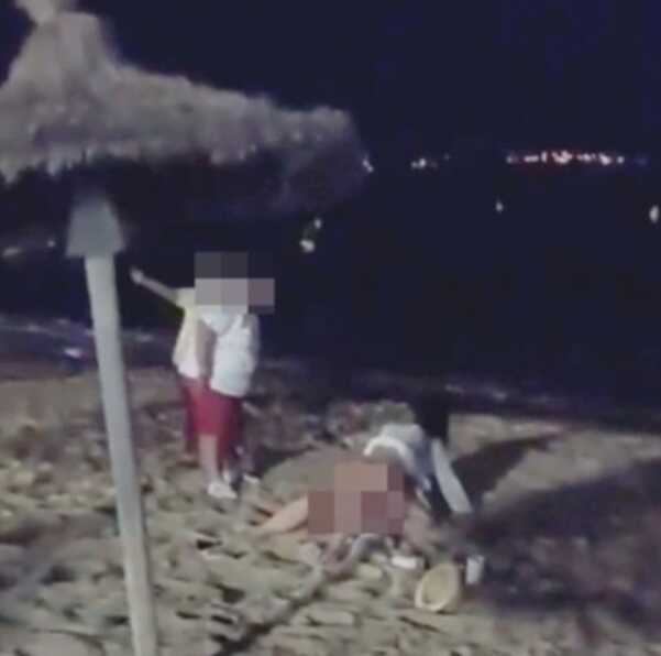 İspanya'da yaşlı bir kadın, plajda ilişkiye giren iki kadını terlikle dövdü İspanya'da yaşlı bir kadın, plajda ilişkiye giren iki kadını terlikle dövdü