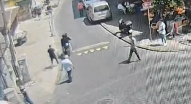 İstanbul'da aksiyon filmi gibi olay kamerada: Gaspçı üstüne atlayan polis amirine ateş açtı