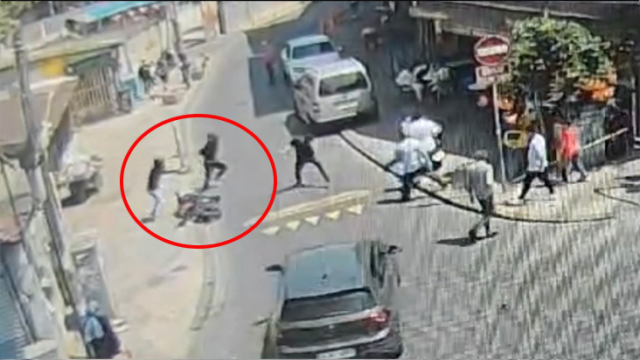 İstanbul'da aksiyon filmi gibi olay kamerada: Gaspçı üstüne atlayan polis amirine ateş açtı