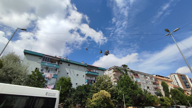 İstanbul'da merak uyandıran görüntü! Hangi amaçla asıldığı bilinmiyor