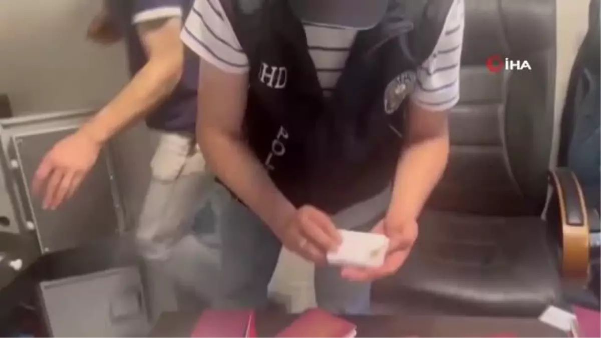 İstanbul\'da sahte pasaport operasyonu: Yüzlerce sahte pasaport ve kimlik ele geçirildi