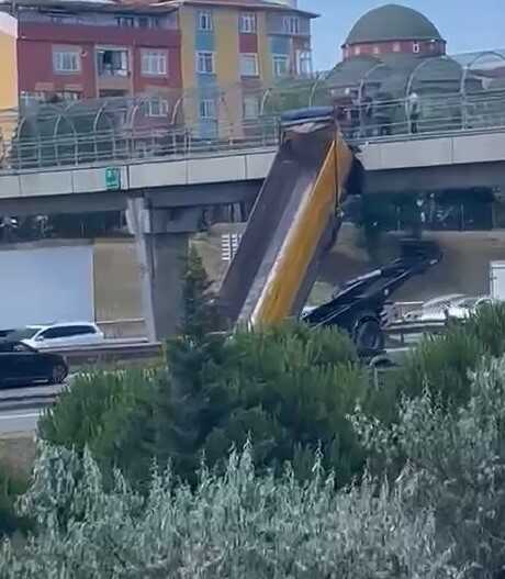 İstanbul Sultanbeyli'de Hafriyat Kamyonu Üst Geçide Çarptı İstanbul Sultanbeyli'de Hafriyat Kamyonu Üst Geçide Çarptı