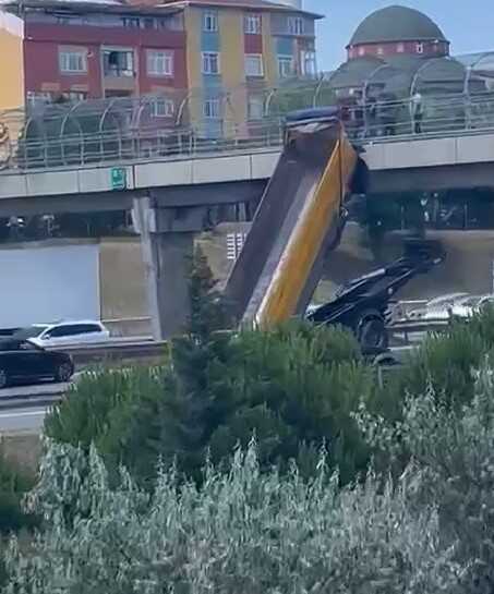 İstanbul Sultanbeyli'de Hafriyat Kamyonu Üst Geçide Çarptı İstanbul Sultanbeyli'de Hafriyat Kamyonu Üst Geçide Çarptı