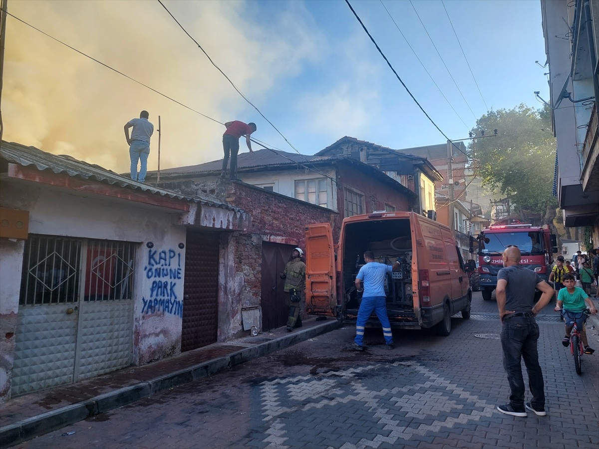 İzmir\'in Kemalpaşa ilçesinde yangın çıkan evde hasar oluştu