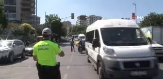 Kadıköy'de ceza yiyen minibüsçüden ilginç tepki: 'Mor ışıkta geçtim'