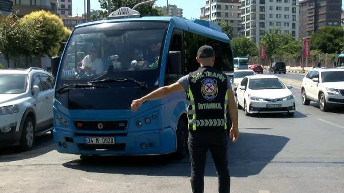 Kadıköy\'de Minibüslere Yolcu Gibi Binen Sivil Trafik Polisleri Ceza Yazdı
