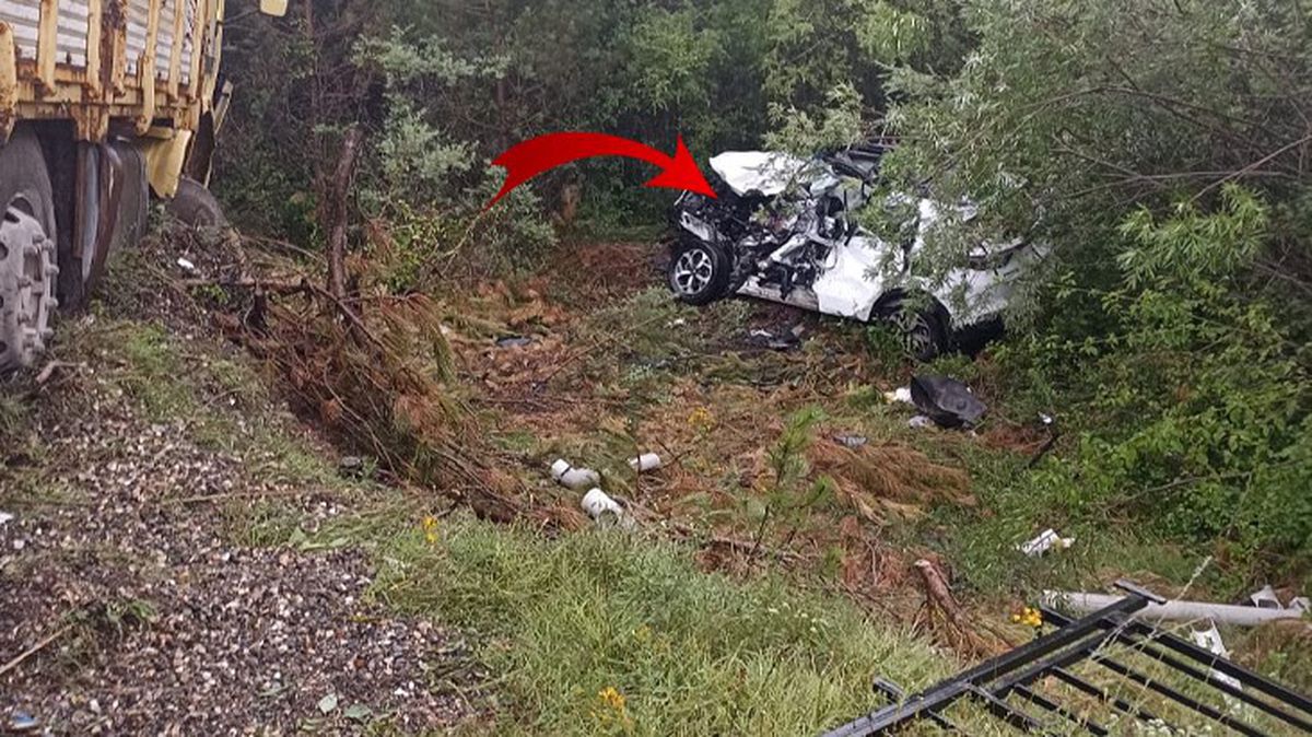 Kamyonla çarpışan lüks araç, şarampole uçtu! Aynı aileden 1'i bebek 3 kişi yaşamını yitirdi