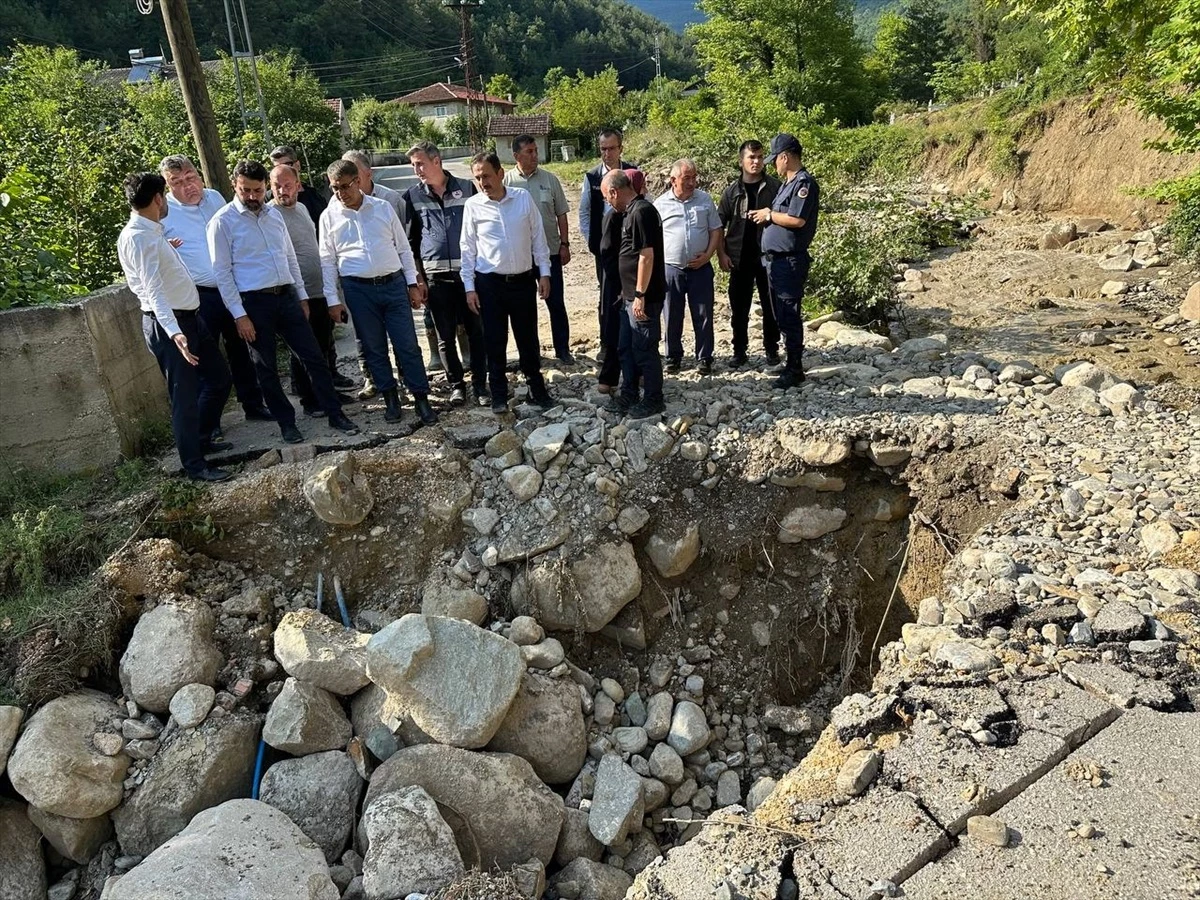 Karabük Valisi ve AK Parti Milletvekilleri Sel Felaketinin Zarar Gördüğü Alanlarda İncelemelerde Bulundu
