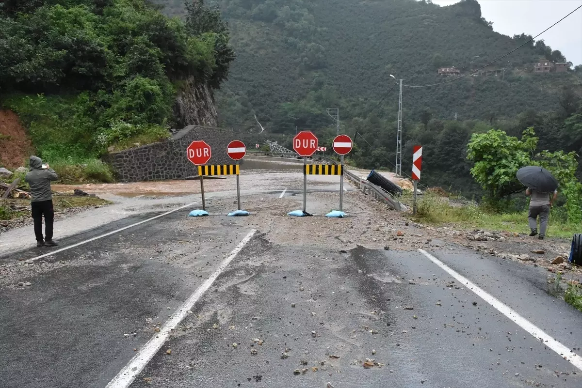 Ordu\'da Sağanak Sonucu Heyelan: Ulaşım Aksadı