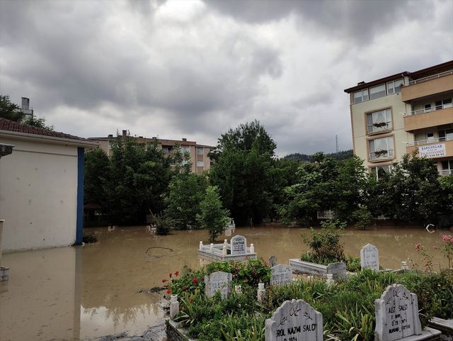 2 derenin taştığı Cide'de hayat durma noktasına geldi! Araçlar sular altında, evler havuz gibi