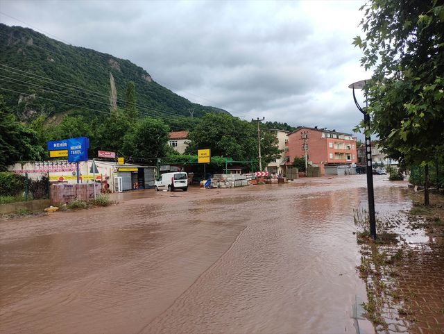 2 derenin taştığı Cide'de hayat durma noktasına geldi! Araçlar sular altında, evler havuz gibi