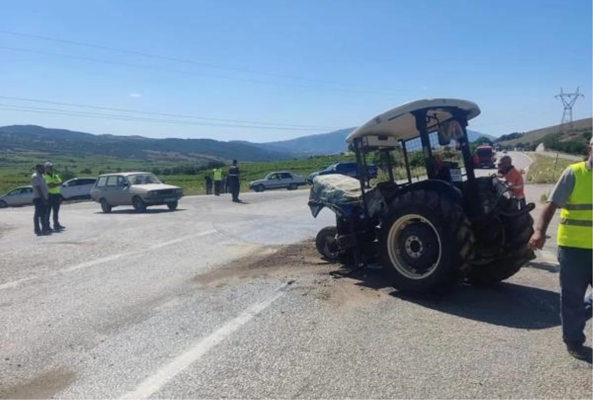 Manisa\'da kavşakta otomobil ile traktör çarpıştı: 7 yaralı