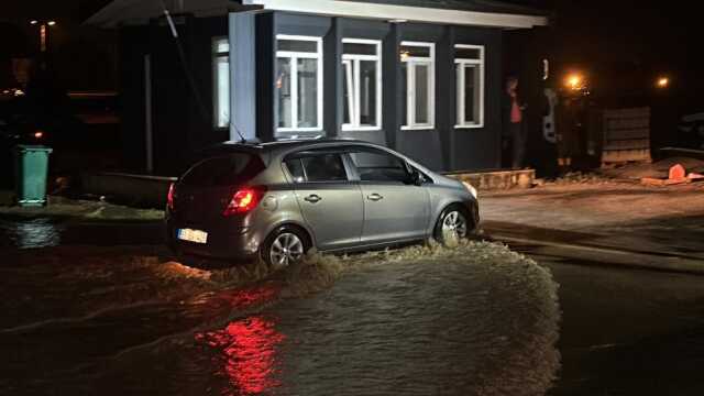 Melen Çayı sağanak yağışın etkisiyle taştı! Galericiler Sitesi'ndeki 1000 araç bölgeden tahliye edildi Melen Çayı sağanak yağışın etkisiyle taştı! Galericiler Sitesi'ndeki 1000 araç bölgeden tahliye edildi
