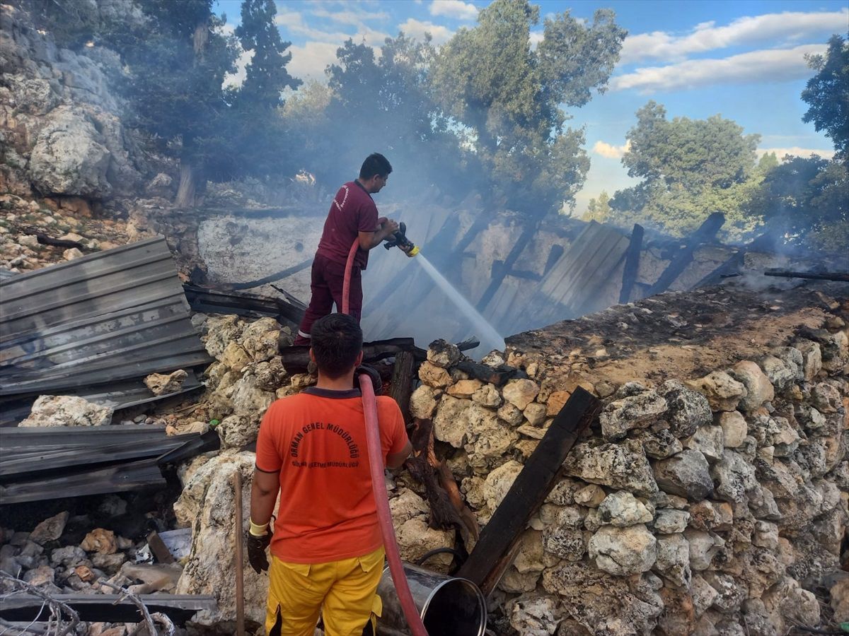 Silifke\'de çıkan yangında taş ev ve ahır kullanılamaz hale geldi