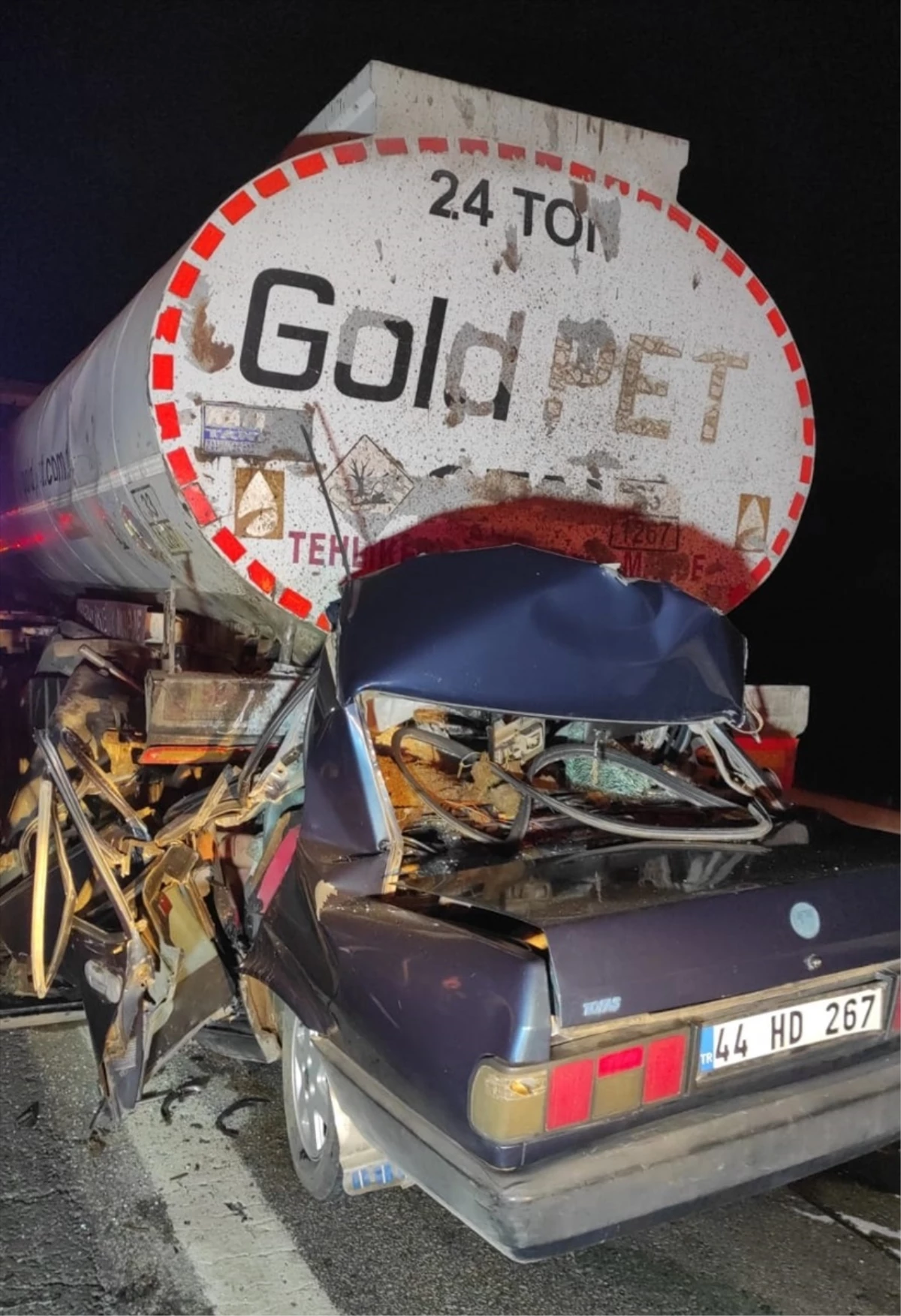 Osmaniye\'de Park Halindeki Akaryakıt Tankerine Çarpan Otomobilde 3 Kişi Hayatını Kaybetti