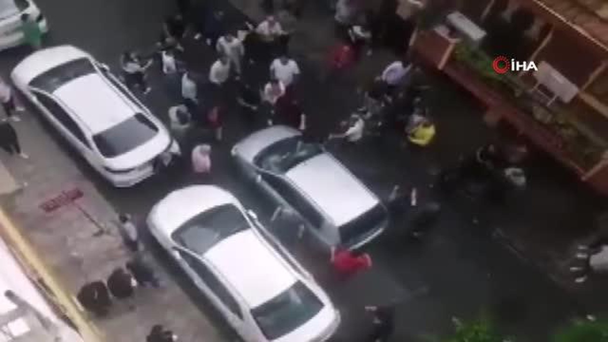 Otomobil yayaya çarptı, ortalık karıştı: Kaza anı ve sopayla araç camının kırıldığı anlar kamerada