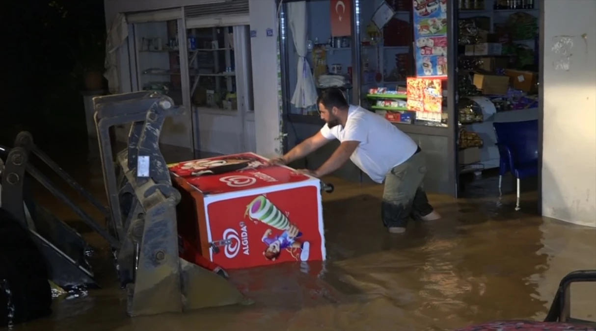 Sakarya\'nın Karasu ilçesinde sel felaketi: Ev ve iş yerleri sular altında kaldı