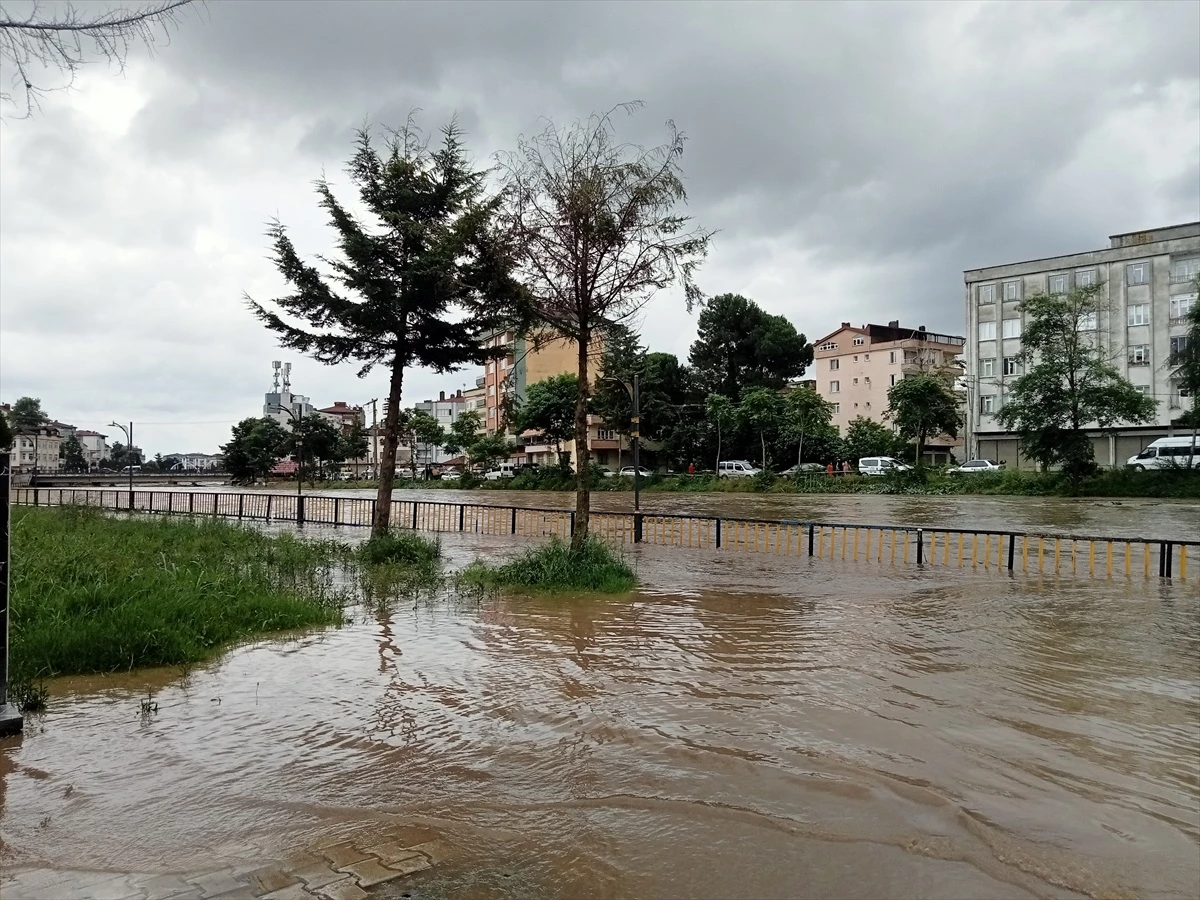 Samsun\'da Sağanak Yağış Sonucu Toprak Kayması ve Su Taşkını Meydana Geldi