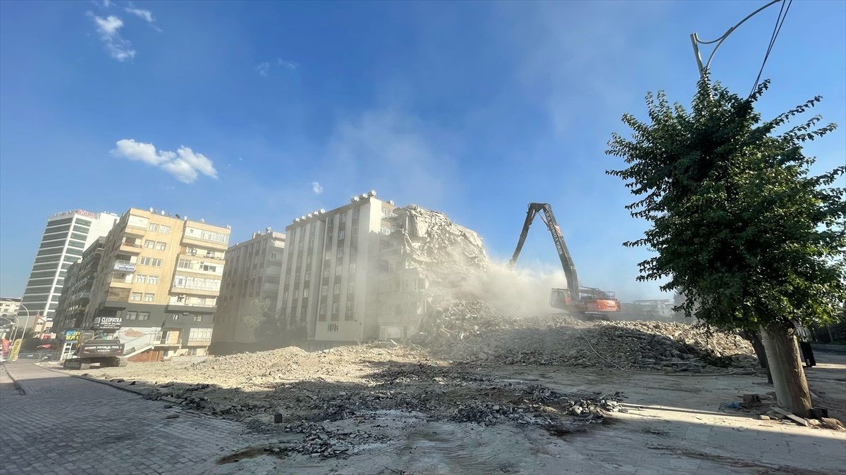 Şanlıurfa\'da depremden etkilenen binalar yıkılıyor