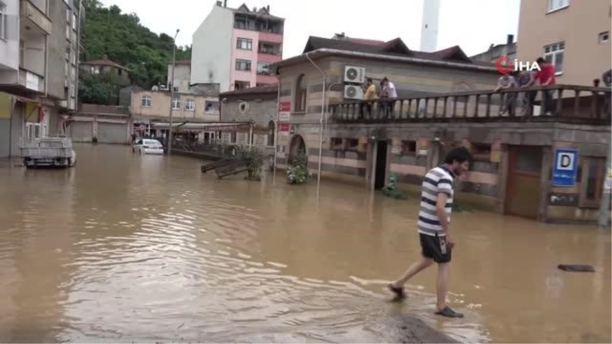 Sel nedeniyle ev ve iş yerlerinde mahsur kalan vatandaşlar botlarla kurtarıldı