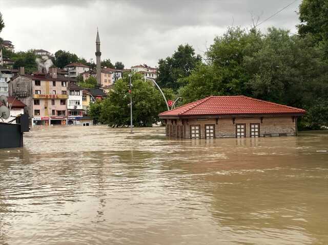Sel ve heyelan nedeniyle hayat felç oldu! Karadeniz'de 7 kent için yeni uyarı var Sel ve heyelan nedeniyle hayat felç oldu! Karadeniz'de 7 kent için yeni uyarı var