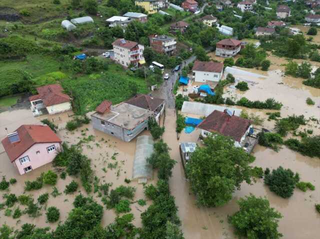 Sel ve heyelan nedeniyle hayat felç olduğu Karadeniz'de 13 il için yeni uyarı var Sel ve heyelan nedeniyle hayat felç olduğu Karadeniz'de 13 il için yeni uyarı var