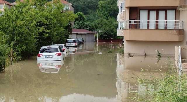 Sel ve heyelan nedeniyle hayat felç olduğu Karadeniz'de 13 il için yeni uyarı var Sel ve heyelan nedeniyle hayat felç olduğu Karadeniz'de 13 il için yeni uyarı var