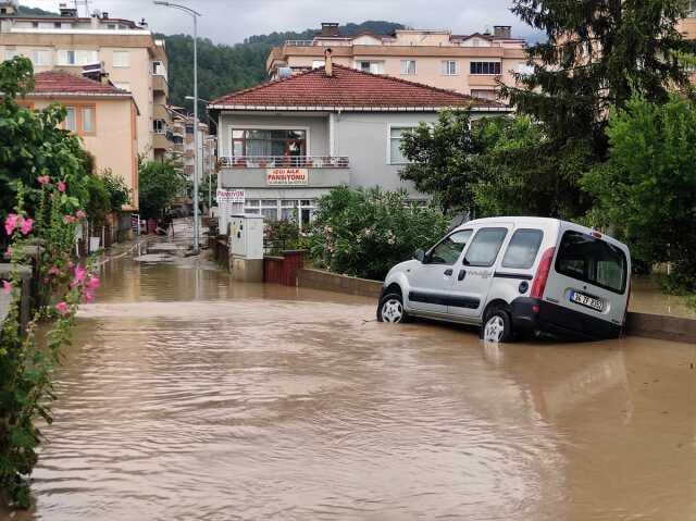Sel ve heyelan nedeniyle hayat felç olduğu Karadeniz'de 13 il için yeni uyarı var Sel ve heyelan nedeniyle hayat felç olduğu Karadeniz'de 13 il için yeni uyarı var