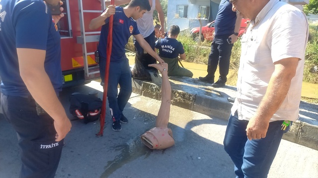 Manisa'da sulama kanalında boğulma ihbarı, vitrin mankeni çıktı Manisa'da sulama kanalında boğulma ihbarı, vitrin mankeni çıktı