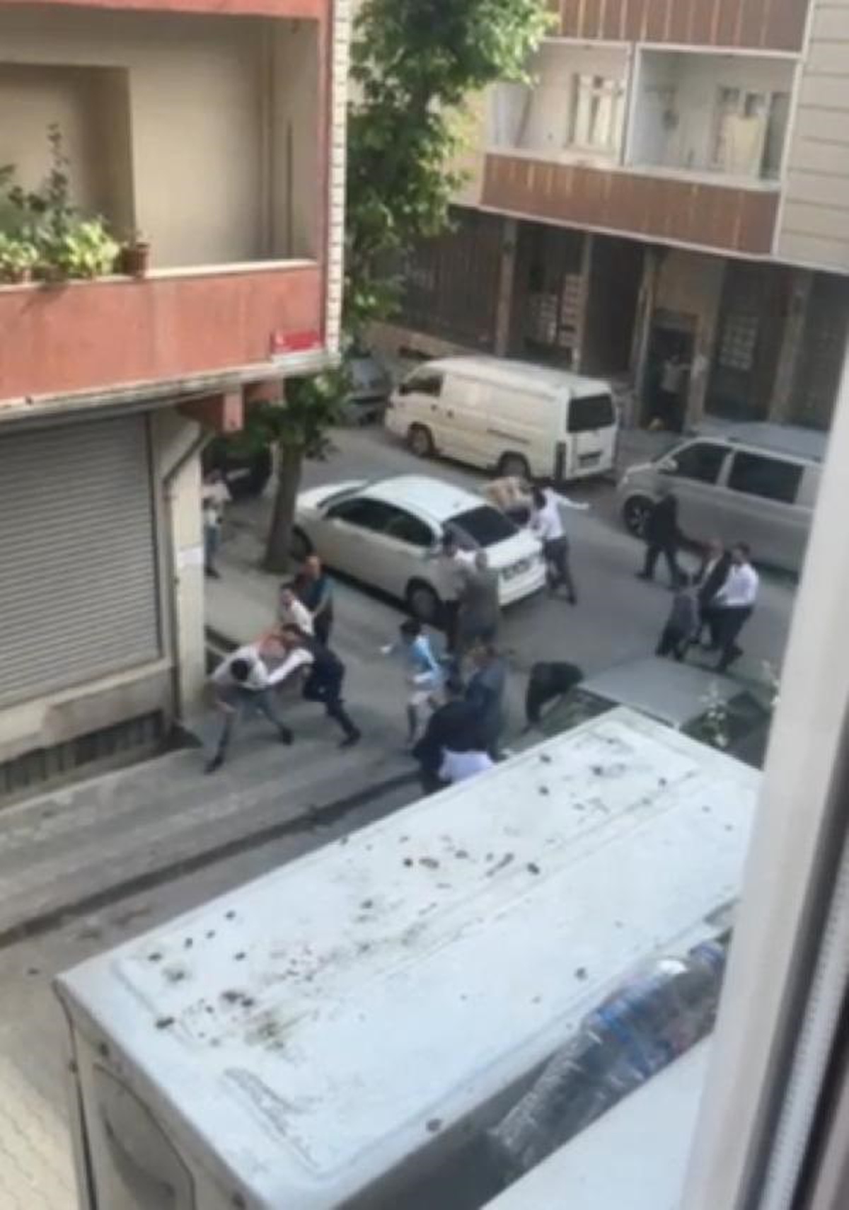 Sultangazi\'de Mahalle Kavgaları Cep Telefonu Kameralarına Yansıdı