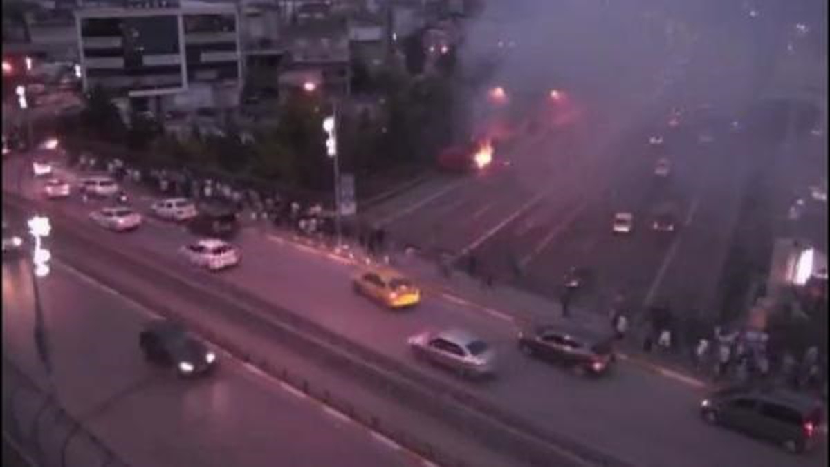 İBB\'ye ait çöp tankerinin arka kısmı alev alev yandı
