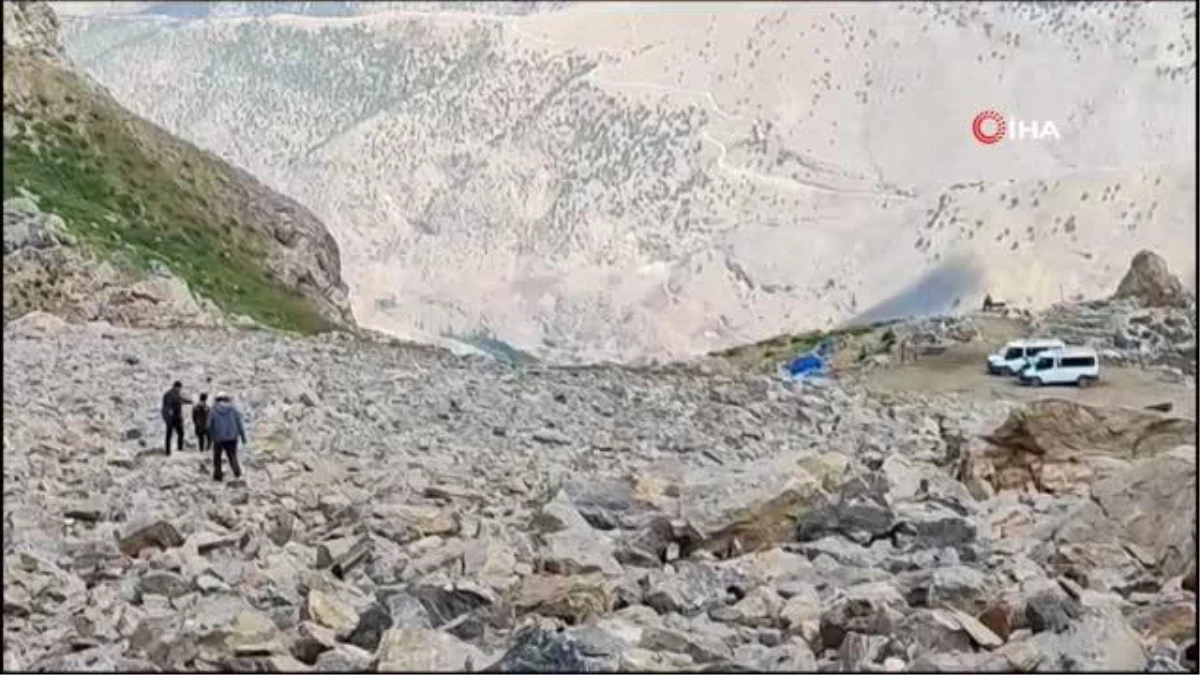 Temmuz ayı sıcaklığında Mereto Dağı\'nda kar yemenin keyfini yaşadılar