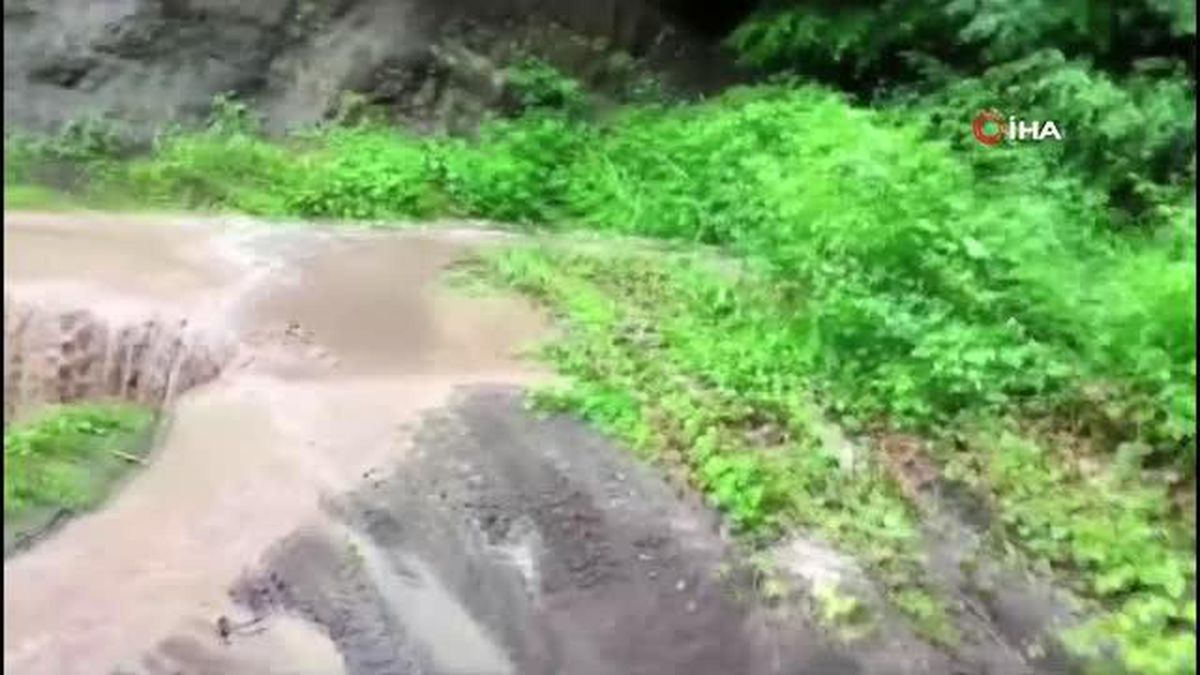 Tokat'ta sağanak yağış sonrası yol çöktü