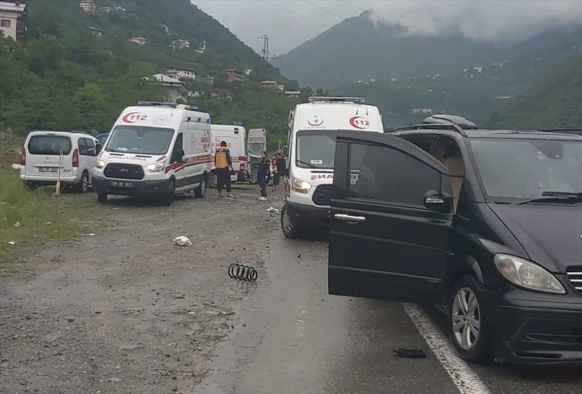 Trabzon\'da Zincirleme Trafik Kazası: 3 Turist Yaralandı