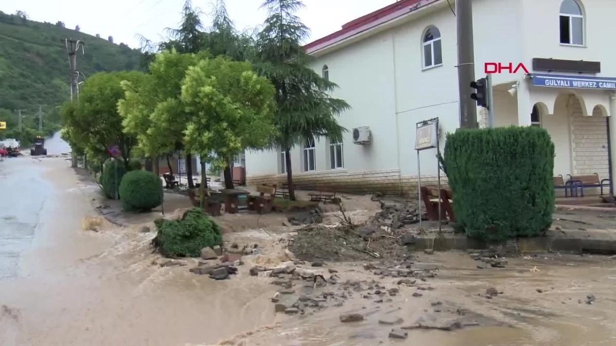 Ordu\'da Şiddetli Yağışlar Sonucu Karadeniz-Akdeniz Yolu Trafiğe Kapandı
