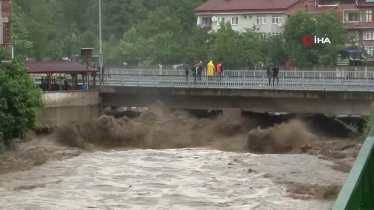 Yenice\'de sağanak nedeniyle köprü trafiğe kapatıldı