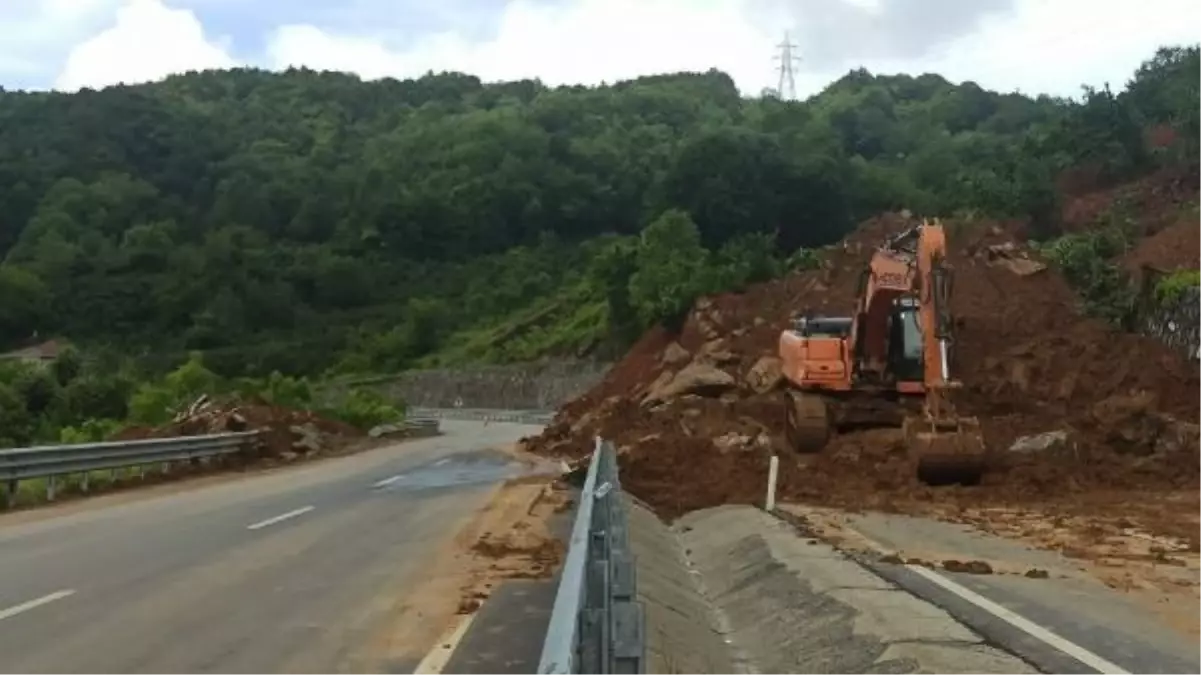 Zonguldak\'ta heyelan sonrası ulaşım tek şeritten açıldı