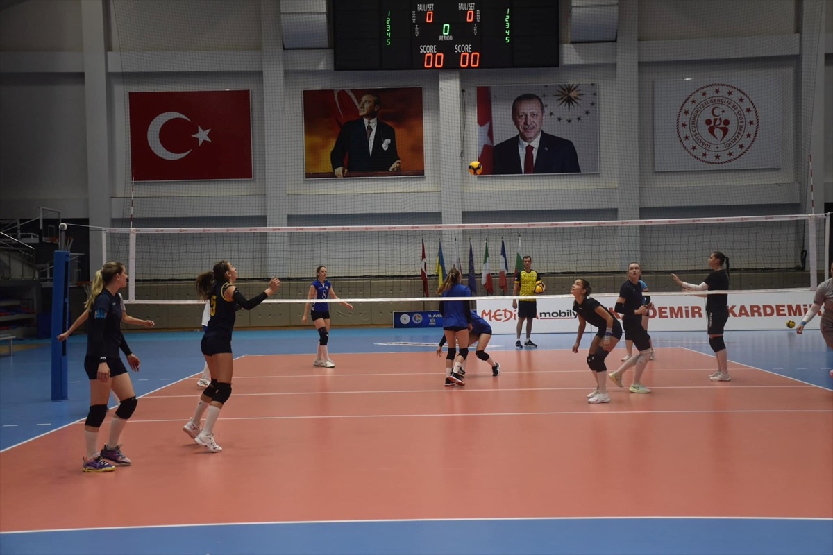 Karabük\'te düzenlenecek Avrupa İşitme Engelliler Voleybol Şampiyonası\'nda takımlar antrenman yapıyor