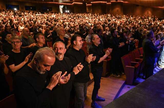 41 yıllık eşi Özkan Uğur'a veda eden Aysun Aslan, salondakilerden 1 dakikalık saygı duruşunda bulunmalarını istedi