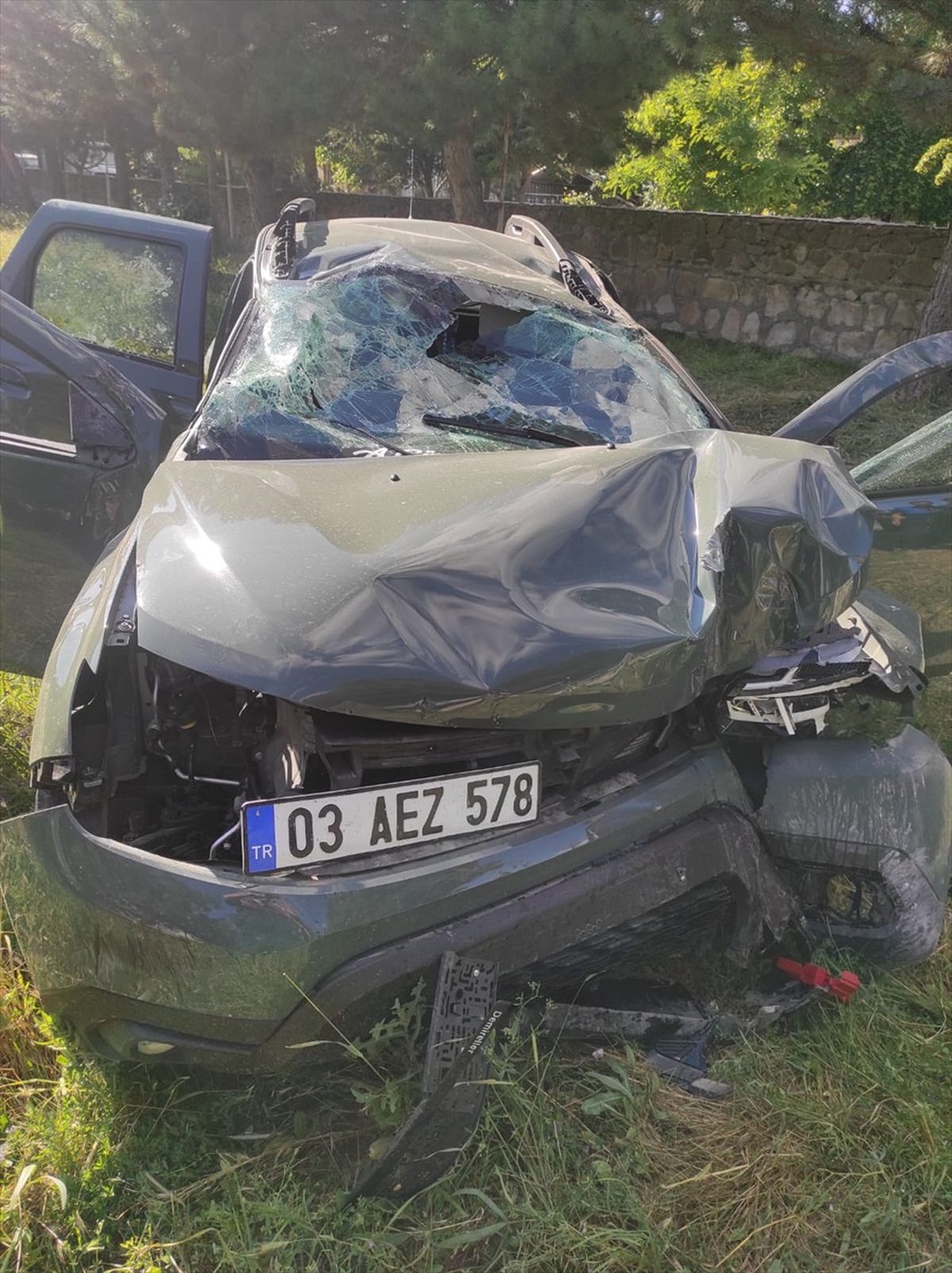 Afyonkarahisar\'ın Sandıklı ilçesinde parkın kapısına çarpan otomobilde 5 kişi yaralandı
