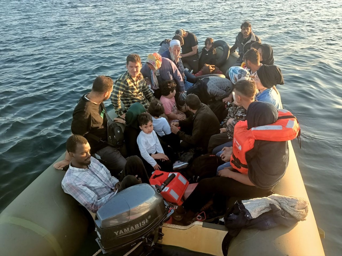Ayvalık açıklarında Midilli Adası\'na geçmeye çalışan 27 düzensiz göçmen yakalandı