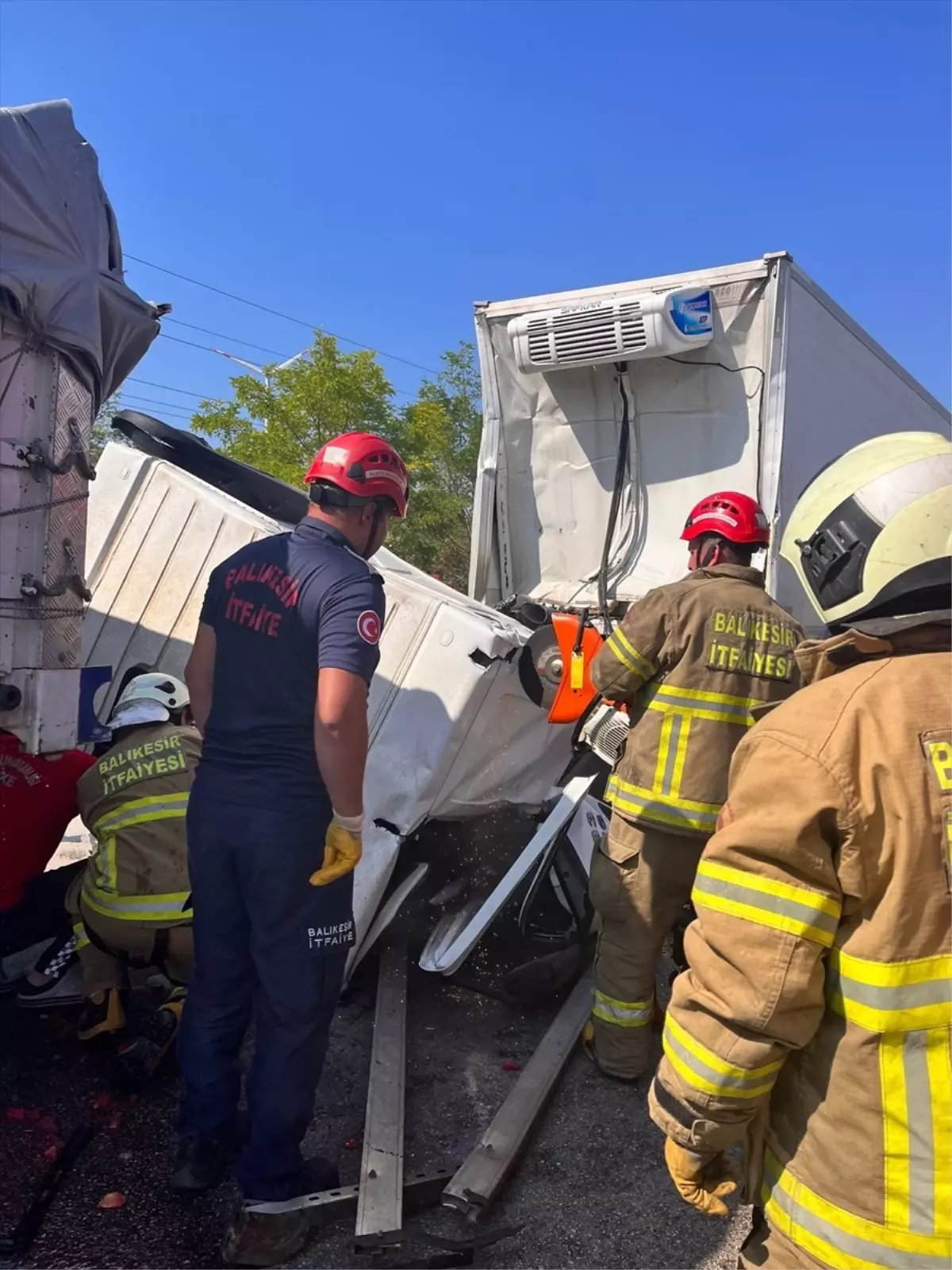 Bandırma'da kaza: Sıkışan sürücü kurtarıldı
